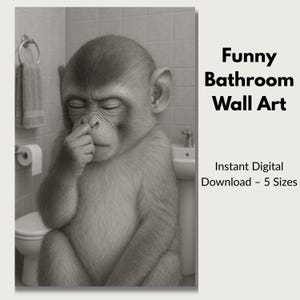 Puede incluir: Una ilustración digital en blanco y negro de un mono sentado en un inodoro con los ojos cerrados y la mano cubriéndose la nariz. El mono está en un baño con un toallero, un rollo de papel higiénico y un lavabo visibles en el fondo. El texto "Funny Bathroom Wall Art" es visible en la esquina superior derecha de la imagen.