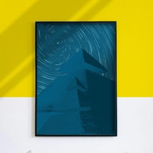 Póster de cielo estrellado de pirámide de ciencia ficción, arte fantástico cian oscuro, relleno de pared de galería, estrellas en espiral, temática vintage, acabado mate, tamaño A4, A3, A2