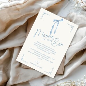 Modelo de convite de casamento no destino (Canva), laço aquarela azul-bebê, anúncio digital, cartões elegantes para impressão, faça você mesmo