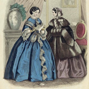 Grabado de Modes de Paris n.º 3 de 1857: Mujeres victorianas leyendo una carta. Litografía coloreada a mano. Lámina de moda. 25,7 x 17,8 cm.