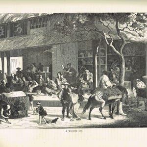 Könnte beinhalten: Detaillierte Schwarz-Weiß-Illustration eines japanischen Gasthauses. Menschen versammeln sich innerhalb und außerhalb des Gebäudes, einige sitzen an Tischen. Ein Pferd ist mit Waren beladen. Der Text "A Wayside Inn" steht unten.