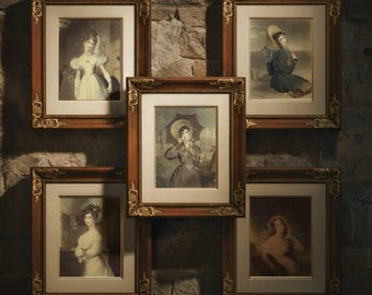 Puede incluir: Cinco retratos antiguos enmarcados de mujeres, cada uno en marcos marrones ornamentados con detalles dorados. Los retratos representan a mujeres con vestimenta de época, con paletas de colores suaves y pinceladas detalladas. Los marcos están colgados en una pared de piedra texturizada.