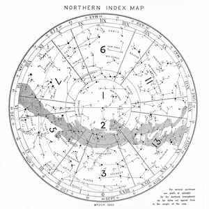 Peut inclure: Une carte ancienne de l'index nord, présentant un design circulaire avec des constellations, des signes du zodiaque et des dates. La carte est en noir et blanc, avec des illustrations et du texte détaillés, y compris l'année 1950.