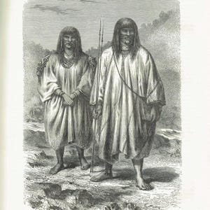 Peut inclure: Une gravure en noir et blanc représentant deux personnages vêtus de tuniques longues et amples avec des détails texturés aux épaules. L'un tient deux longues lances, tandis que les deux portent des colliers, des bracelets et ont les cheveux longs avec des marques faciales.
