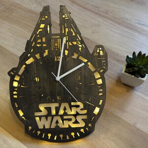 Handgefertigte Star Wars Millenium Falke Wanduhr - LED