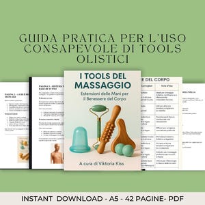 Può includere: Una copertina di libro intitolata "I Tools Del Massaggio" con strumenti per massaggi, tra cui un rullo di giada, un massaggiatore in legno e un set di coppettazione. Il libro è circondato da pagine di testo ed è ambientato su uno sfondo verde. Il testo in alto recita "GUIDA PRATICA PER L'USO CONSAPEVOLE DI TOOLS OLISTICI".