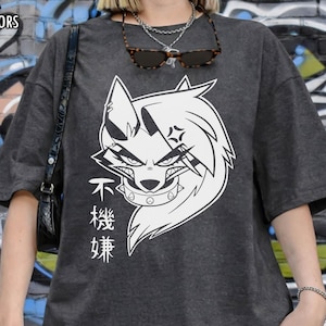 May include: Dark gray t-shirt with a white graphic of a wolf-like character with an angry expression. The shirt has the text "不機嫌" in white. The brand name "PEPPER" and "COMFORT COLORS" are printed in white in the upper left corner.