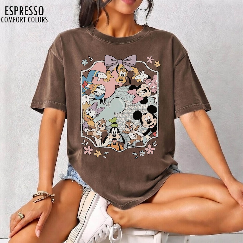Komfortfarben Retro kokette Schleife Disney Epcot Mickey und Freunde T-Shirt, Disney Trip Shirts, Epcot World Tour 1982 T-Shirt, Disneyworld Shirt Bild 1