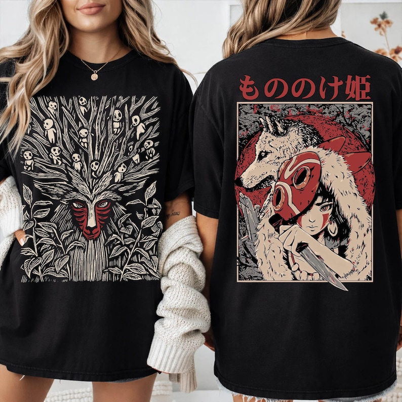 Może przedstawiać: Czarne koszulki z grafiką w stylu anime. Jedna koszulka przedstawia projekt ducha lasu, druga postać z wilkiem i japońskim tekstem "Mononoke Hime".