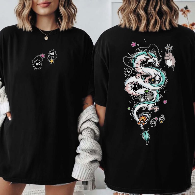 Pode incluir: Camiseta preta com uma ilustra&ccedil;&atilde;o colorida de um drag&atilde;o nas costas e personagens de desenhos animados na frente. O drag&atilde;o &eacute; branco com detalhes em verde-azulado, e os personagens s&atilde;o pretos com estrelas.