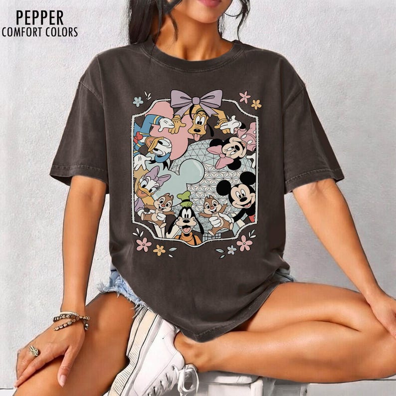 Komfortfarben Retro kokette Schleife Disney Epcot Mickey und Freunde T-Shirt, Disney Trip Shirts, Epcot World Tour 1982 T-Shirt, Disneyworld Shirt Bild 7