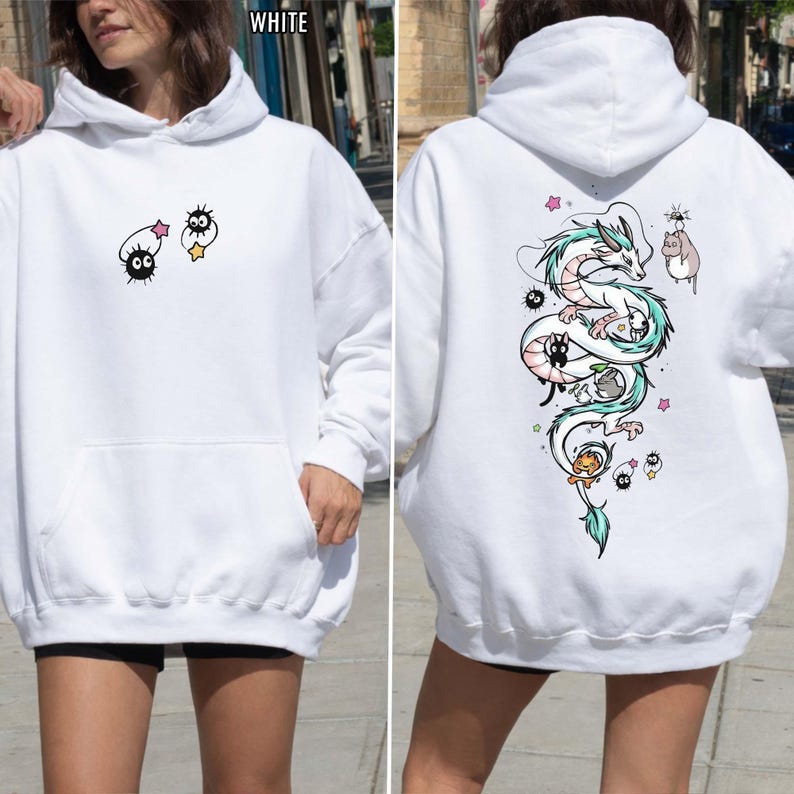 Pode incluir: Moletom branco com bolso frontal e capuz. A frente apresenta um pequeno gr&aacute;fico de dois personagens de desenho animado pretos e uma estrela. A parte de tr&aacute;s exibe uma ilustra&ccedil;&atilde;o maior de um drag&atilde;o e outros personagens de desenho animado.