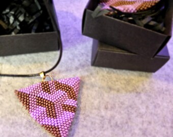 Collar con colgante de punto peyote con cuentas hecho a mano *Formas*