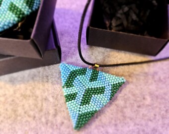 Collar con colgante de punto peyote con cuentas hecho a mano *Formas*