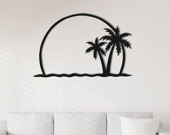 Decoración de pared con palmeras de metal y puesta de sol tropical.