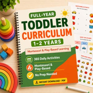 Może przedstawiać: Spiralny zeszyt ćwiczeń zatytułowany Full-Year Toddler Curriculum 1-2 Years, zawierający naukę metodą Montessori i poprzez zabawę, 365 codziennych zajęć i brak konieczności przygotowań. Okładka zawiera ż&oacute;łte słońce i informację o pliku PDF.