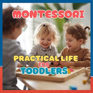 Op de afbeelding: Drie peuters zijn bezig met een Montessori-activiteit. De afbeelding bevat de tekst "Montessori Practical Life for Toddlers". De kinderen lachen en werken met kleurrijke houten vormen op een houten dienblad.