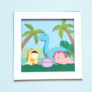 Carte lunatique pour le premier anniversaire d'un bébé dinosaure | Créations 3D personnalisées en papier découpé | Décoration murale minimaliste pour chambre de bébé | Cadeau Shadow Box fait main