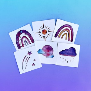 ピンクの水彩画の空の絵、オリジナルのミニ水彩画、水彩画の雲、水彩画の虹、月の絵、3x3 ミニカード、ミニマリストアート