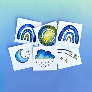 ミニ水彩画の空の絵、オリジナルのミニ水彩画、水彩画の雲、水彩画の虹、月の絵、3x3 ミニカード、保育園のアート