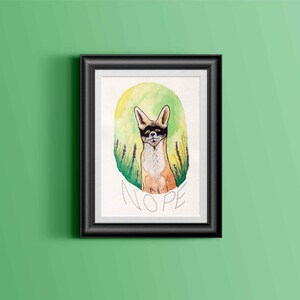 Könnte beinhalten: Ein Aquarellbild eines Fuchses mit einer schwarzen Maske in einem grünen Feld mit dem Wort "NOPE" darunter.