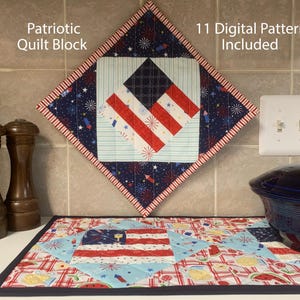 Può includere: Un blocco di trapuntatura patriottico a forma di diamante con un motivo a bandiera americana rosso, bianco e blu. La trapunta ha un bordo a righe rosse e bianche. Il testo recita "Patriotic Quilt Block" e "11 Digital Patterns Included".