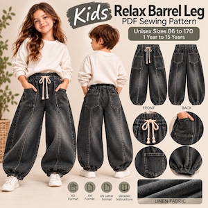 Op de afbeelding: Kids Relax Barrel Leg PDF-naaipatroon voor unisex maten 86 tot 170, 1 tot 15 jaar. Donkergrijze spijkerbroek met elastische tailleband, trekkoord en grote opgestikte zakken. Inclusief voor- en achteraanzichten, detailopnames en stoftextuur.