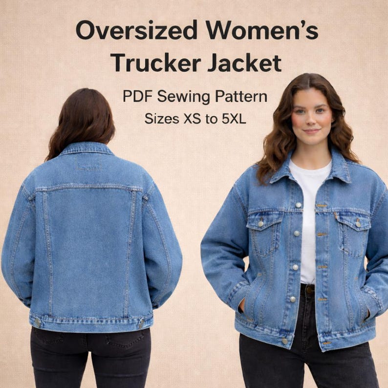 Puede incluir: Chaqueta vaquera azul claro, mostrada de frente y de espalda. La chaqueta tiene un dise&ntilde;o cl&aacute;sico con bolsillos y cierres de botones. El texto en la parte superior dice "Oversized Women's Trucker Jacket". El texto de abajo dice "PDF Sewing Pattern Tallas XS a 5XL".