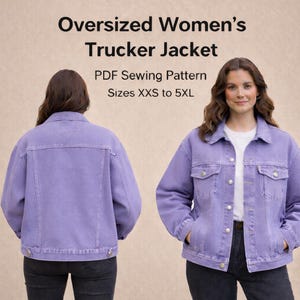 Puede incluir: Chaqueta de camionero oversize de color lila, mostrada de frente y de espalda. La chaqueta tiene cierre de botones, bolsillos en el pecho y bolsillos laterales. El texto "Oversized Women's Trucker Jacket" y "PDF Sewing Pattern Sizes XXS to 5XL" se muestra arriba.