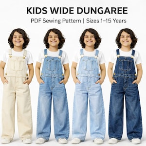 Op de afbeelding: Vier kinderen dragen wijde tuinbroeken in verschillende denim wassingen en een crèmekleur. De tuinbroeken hebben verstelbare bandjes en messingkleurige knopen. De tekst bovenaan luidt "KIDS WIDE DUNGAREE" en "PDF Sewing Pattern | Sizes 1-15 Years."