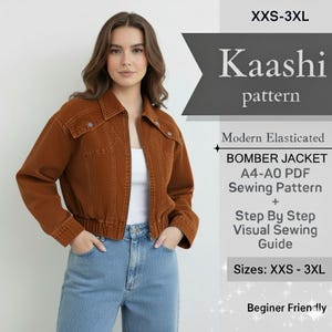 Puede incluir: Una mujer con una chaqueta bomber marrón con cremallera y bolsillos, combinada con vaqueros azules. El texto muestra "Kaashi pattern" y "BOMBER JACKET A4-A0 PDF Sewing Pattern + Step By Step Visual Sewing Guide". Tallas XXS-3XL. Una prenda de moda.