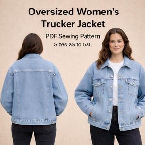 Puede incluir: Chaqueta vaquera azul claro, vista frontal y trasera. La chaqueta tiene cuello cl&aacute;sico, cierre de botones y bolsillos. El texto de la imagen dice "Oversized Women's Trucker Jacket PDF Sewing Pattern Sizes XS to 5XL."