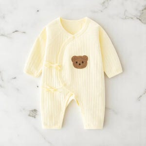 Mono de bebé neutro / Pelele de algodón para recién nacido con parche de oso / Mono con cuello inclinado y lazo / Conjunto suave sin huesos para bebé