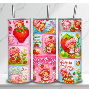 以下が含まれることがあります： カラフルなストロベリーショートケーキのデザインが施された、ステンレス製のタンブラー3個セット。各タンブラーには、ストロベリーショートケーキのキャラクター、イチゴ、そして「Life is Berry」や「Sweet Strawberry Shortcake」などのテキストがそれぞれ異なる配置で描かれています。