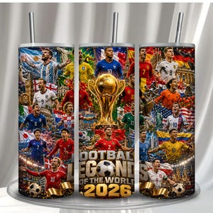 以下が含まれることがあります： 様々なチームのユニフォームを着た国際的なサッカー選手のコラージュ、中央の金色のトロフィー、サッカーボール、そして「FOOTBALL LEGENDS OF THE WORLD 2026」という文字がデザインされた円筒形の金属製タンブラーで、上部に銀色のストローが挿入されています。