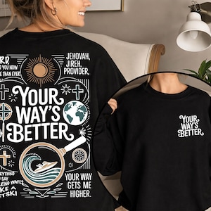 Op de afbeelding: Zwart shirt met lange mouwen met de tekst "YOUR WAY'S BETTER" op de voor- en achterkant. De achterkant van het shirt heeft een afbeelding met de woorden "JEHOVAH, JIREH, PROVIDER" en andere tekst en afbeeldingen.