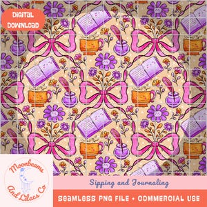 Könnte beinhalten: Digitaler Download mit einem sich wiederholenden Muster aus Büchern, Tassen, Tintenfässern, Blumen und Schleifen in Rosa, Lila, Orange und Beige. Der Entwurf enthält den Text "Sipping and Journaling" und "seamless PNG file + commercial use."