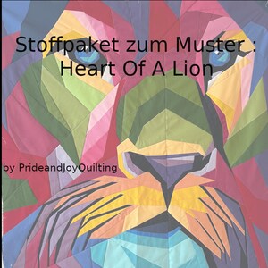 Könnte beinhalten: Ein farbenfrohes Patchwork-Löwengesicht mit dem Text "Stoffpaket zum Muster: Heart Of A Lion" und "by PrideandJoyQuilting". Das Löwengesicht besteht aus geometrischen Formen in Rot-, Rosa-, Blau-, Grün-, Gelb- und Lilatönen.