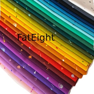 Könnte beinhalten: Ein Stapel von 24 bunten Stoffquadraten mit verschiedenen Mustern. Die Stoffquadrate sind in einem Regenbogenmuster angeordnet. Der Text "Fat Eighth" ist auf die Stoffquadrate gedruckt.