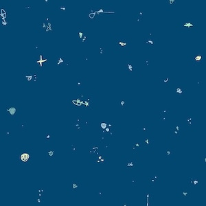 Könnte beinhalten: Ein dunkelblauer Hintergrund mit verstreuten, abstrakten Kritzeleien in Hellgrün, Gelb und Weiß. Die Kritzeleien umfassen kleine Formen, Linien und kreuzartige Symbole, die ein skurriles Muster bilden.