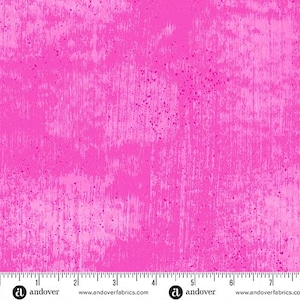 Könnte beinhalten: Leuchtend rosa Stoff mit einem strukturierten, verwitterten Design. Der Stoff hat ein gesprenkeltes Aussehen mit helleren rosa Bereichen und dunkleren rosa Flecken. Am unteren Rand befindet sich ein Lineal und das Andover Fabrics-Logo.