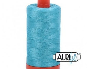 Aurifil Make 50wt - 5005 Turquoise / Turquoise turquoise - fil à coudre, fil patchwork, fil quilting - 1300 m - bobine orange