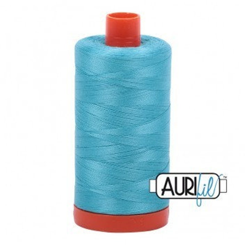 Aurifil Make 50wt 5005 Turquoise / Turquoise turquoise fil à coudre, fil patchwork, fil quilting 1300 m bobine orange image 1