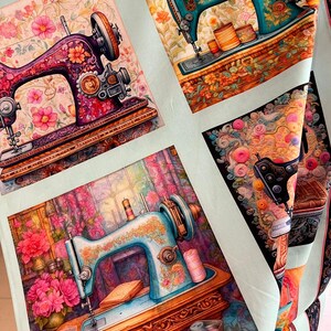 Könnte beinhalten: Ein farbenfroher Stoff mit einem sich wiederholenden Muster aus Vintage-Nähmaschinen mit Blumendesigns. Die Nähmaschinen sind in Blautönen, Grün, Lila und Schwarz gehalten. Der Stoff hat einen hellblauen Hintergrund.