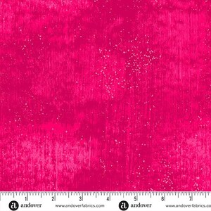 Könnte beinhalten: Ein leuchtend pinkfarbener Stoff mit einer strukturierten, verwitterten Optik. Das Design zeigt vertikale Pinselstriche und verstreute weiße Punkte, die einen dynamischen und künstlerischen Look erzeugen. Geeignet für verschiedene Bastel- und Nähprojekte.