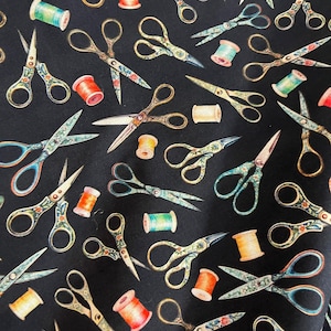 Könnte beinhalten: Ein schwarzer Stoff mit einem sich wiederholenden Muster aus goldenen Scheren und Garnrollen in verschiedenen Farben. Die Scheren haben einen Vintage-Stil und die Garnrollen sind in Rot-, Grün- und Orangetönen gehalten.