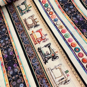 Könnte beinhalten: Ein beigefarbener Stoff mit schwarzen Streifen und Reihen bunter Knöpfe. Jeder Streifen zeigt eine Vintage-Nähmaschine in verschiedenen Farben. Der Stoff hat ein Lineal mit den Zahlen 1 bis 12.