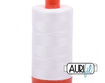 Aurifil Make 50wt - 2021 Blanc Naturel / Blanc Naturel - fil à coudre, fil patchwork, fil quilting - 1300 m - bobine orange