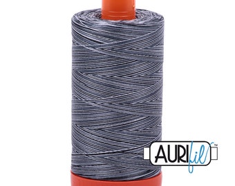 Aurifil Mako 50wt - 4664- Stonefields - Fil dégradé gris/noir - fil à coudre, fil patchwork, fil quilting - 1300 m - bobine orange