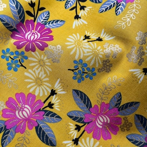 Könnte beinhalten: Ein gelber Stoff mit einem Blumenmuster. Die Blumen sind rosa, weiß und blau. Der Stoff hat einen dezenten Schimmer.